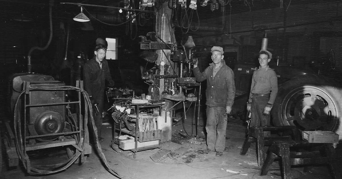 23 Vintage Pics of Repair Shops That Don’t Exist Today